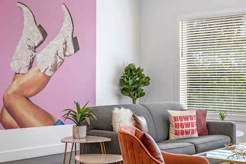 Luxurious & Spacious Home w/ Balcony - 4 Rooms / 7