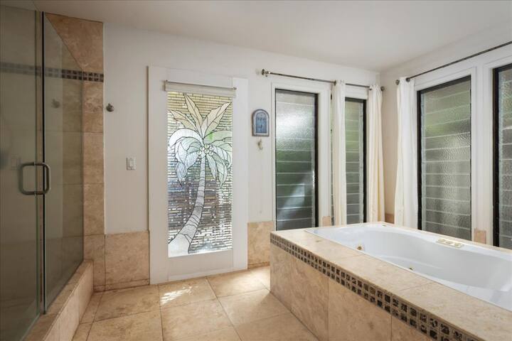 Oceanfront Villa at Alii Point – AC & Private Pool gallery image 5