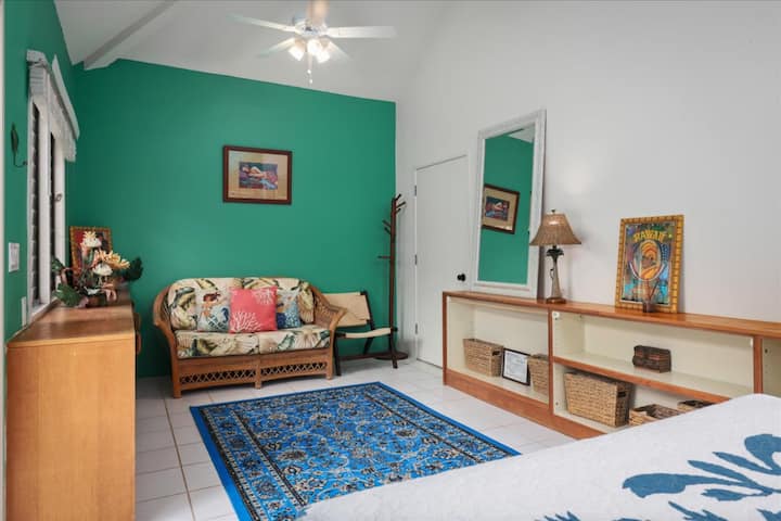 חדר שינה לאורחים מעבר לאטריום