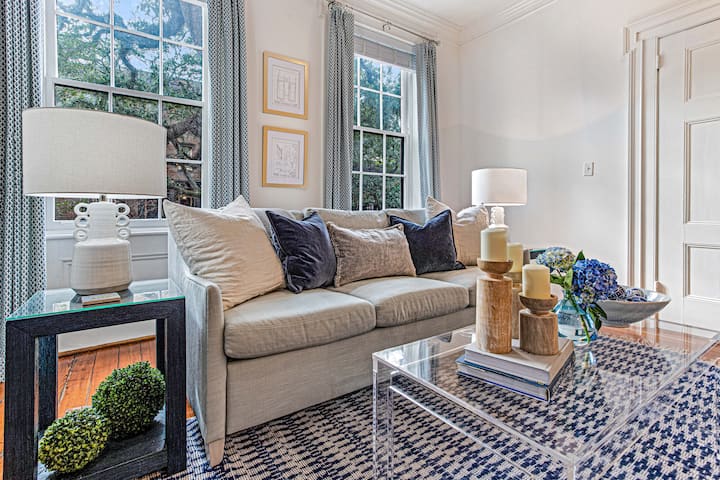 Luxurious Retreat On Jones By Lucky Savannah - Savannah, GA