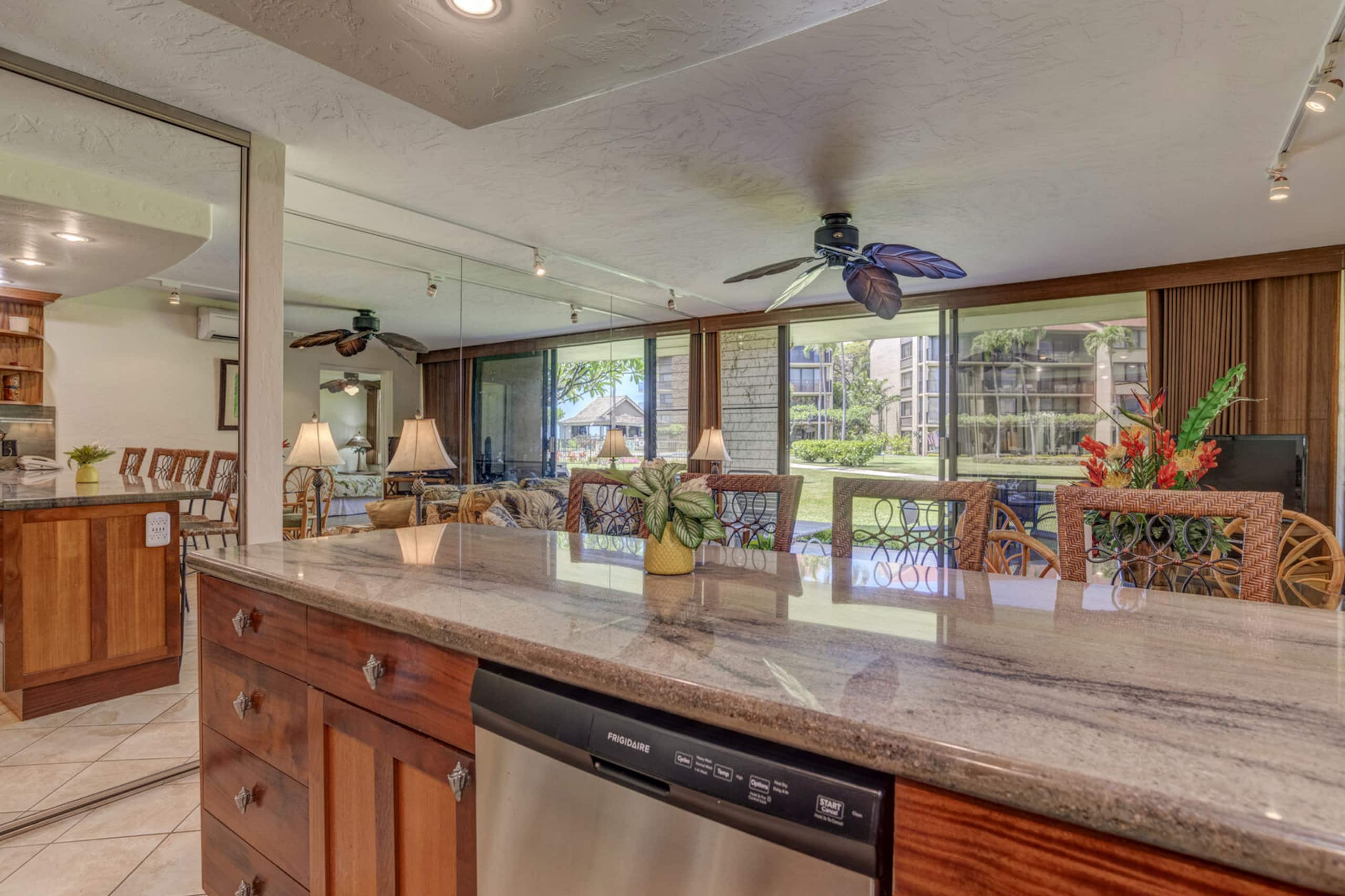Condo in Lahaina · ★4.3 · 2 bedrooms · 4 beds · 2 baths - Image 12