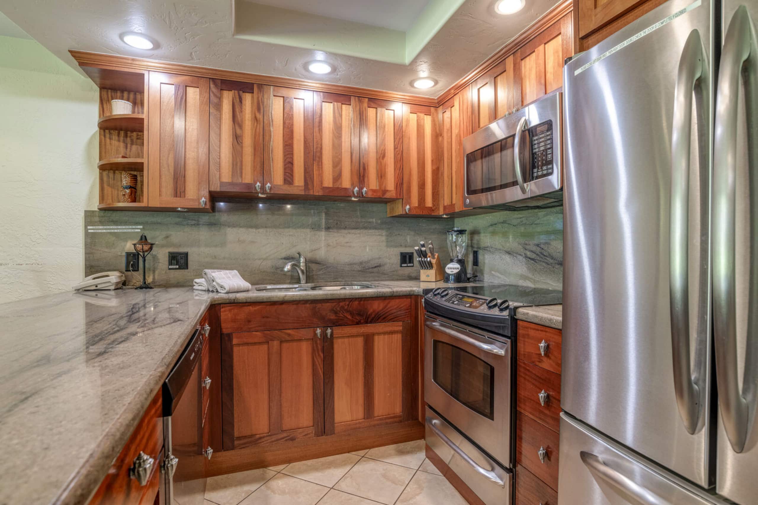 Condo in Lahaina · ★4.3 · 2 bedrooms · 4 beds · 2 baths - Image 11