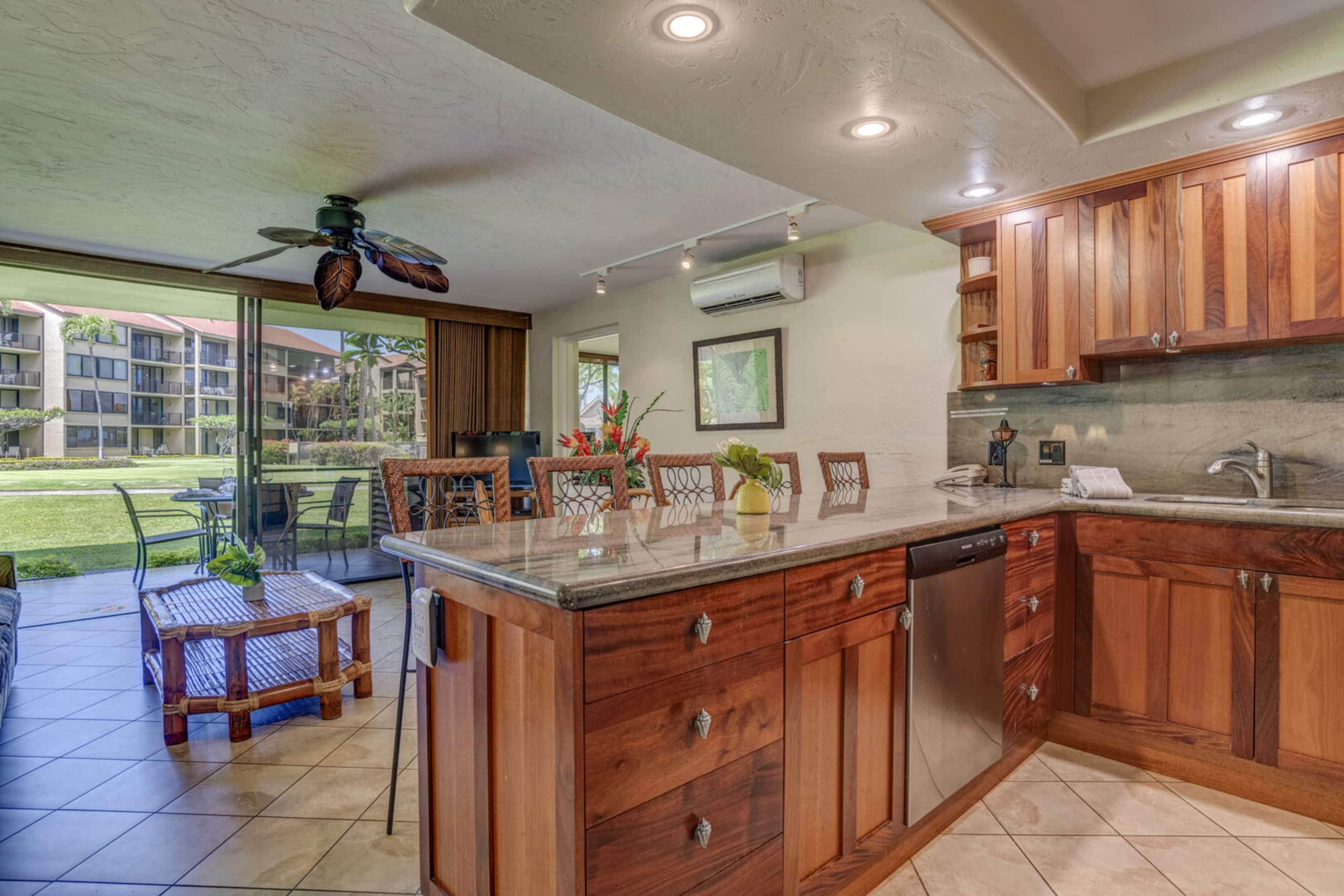 Condo in Lahaina · ★4.3 · 2 bedrooms · 4 beds · 2 baths - Image 10