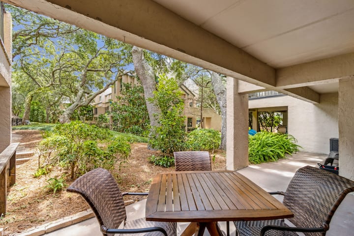 Steps To The Pool | 2 King Beds With Private Patio - American Beach, FL