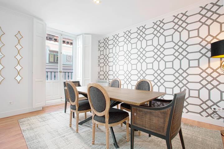 Elegant apartment near Museum Thyssen. Madrazo IV gallery image 5