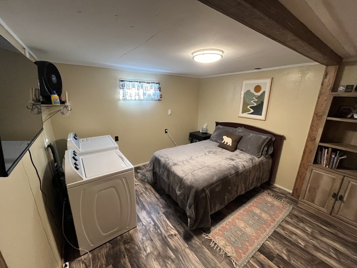 Slaapkamer met groot bed en wasruimte