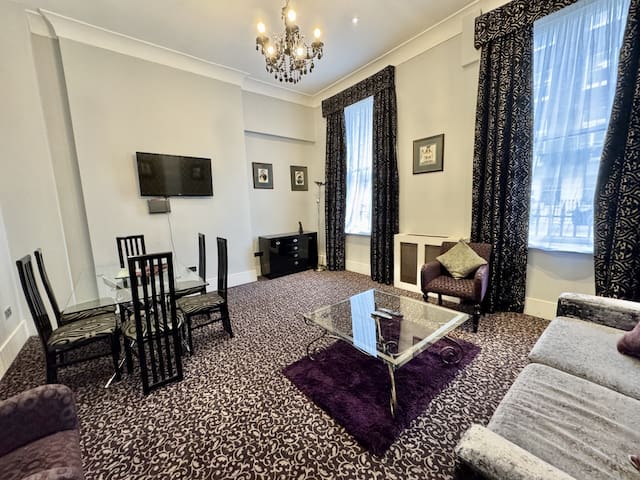 2 Bed/2 Bath Large Flat, Ground Floor, Sky TV, AC