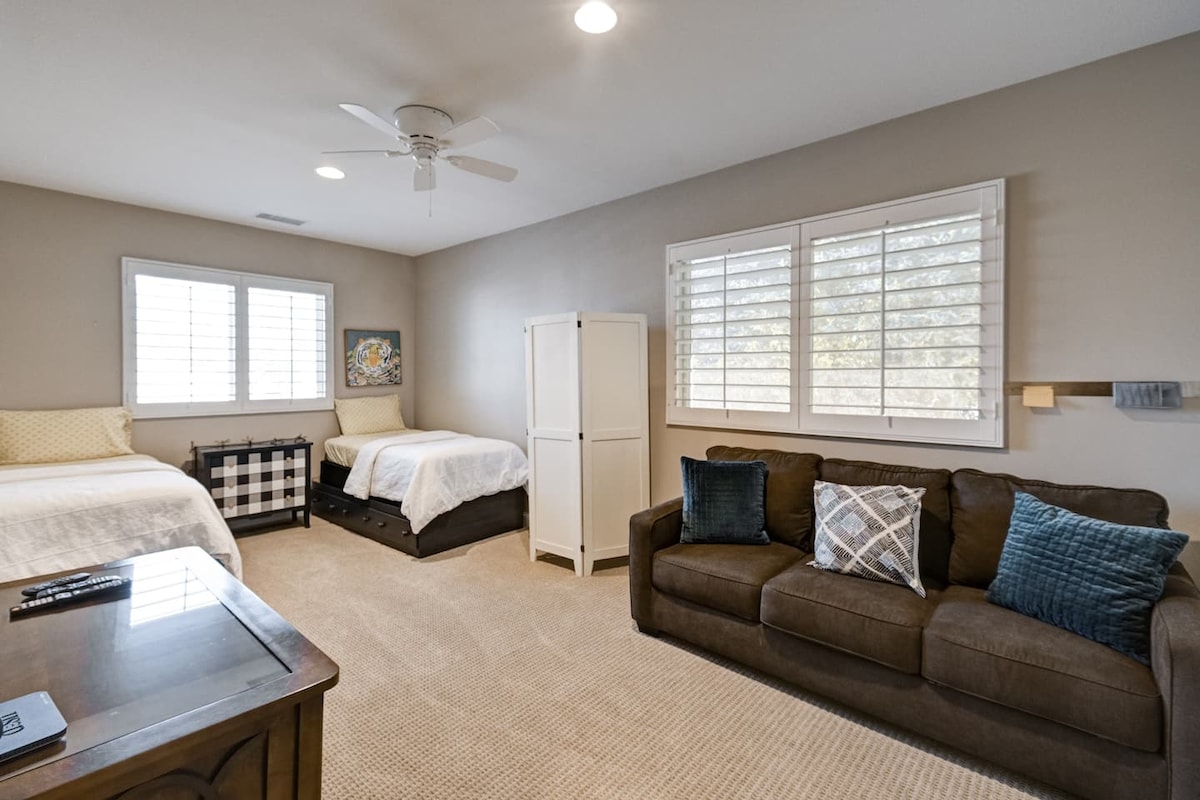 Chumba cha kulala cha tatu (Vitanda 2 na Kitanda cha Malkia cha Kuvuta-Out)