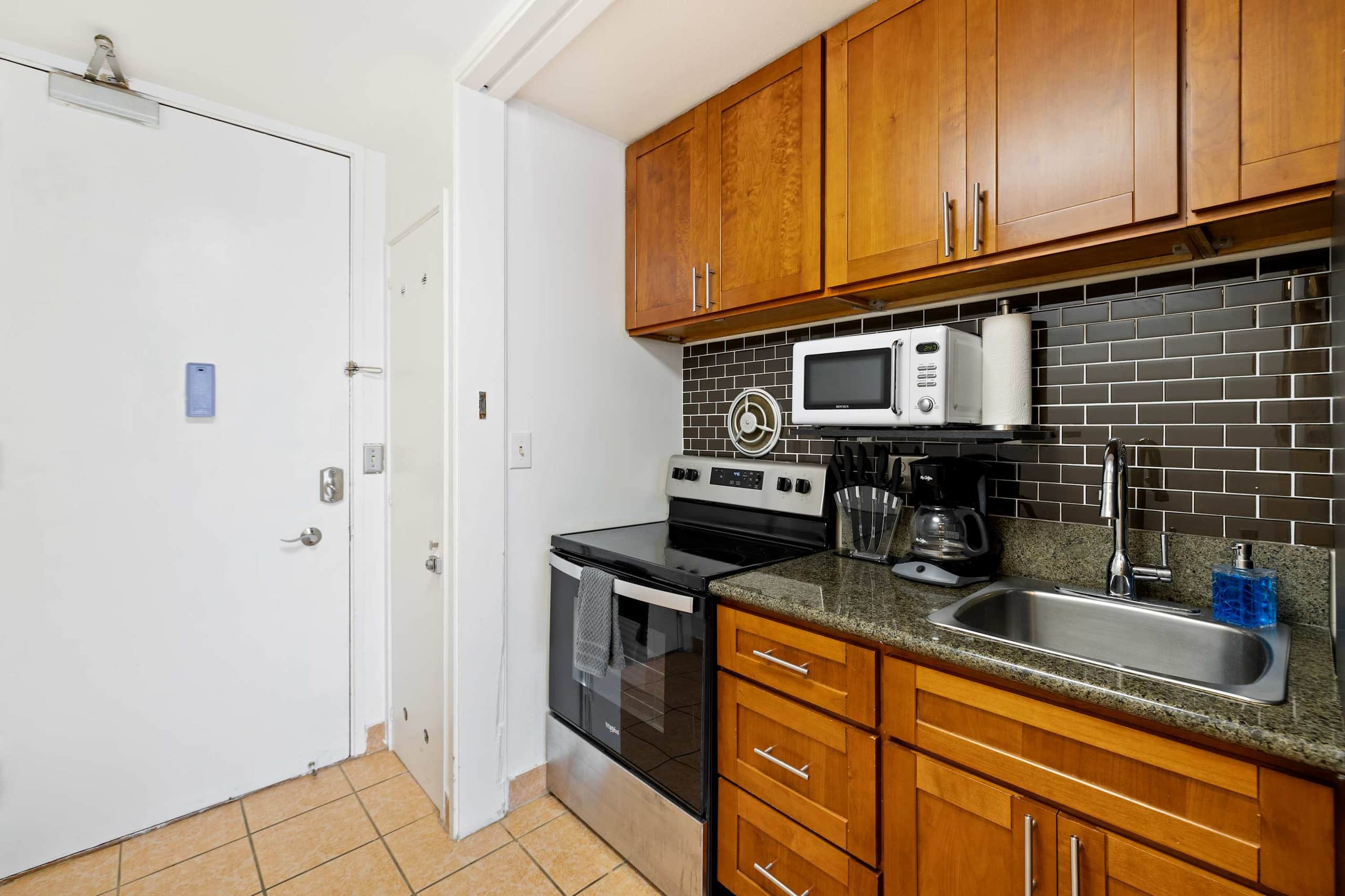 Waikiki Escape – Perfect Location, Near the Beach! - Image 11
