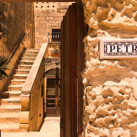 3 Bedroom Traditional House, Pool & Valley Views