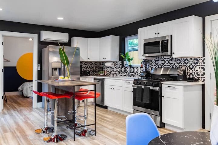 Two-Home 3rd St – Estate 6th Street – 4 min walk gallery image 4