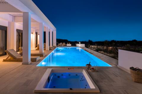 Seashell Villa, 4 Bedrooms, 150m from the beach