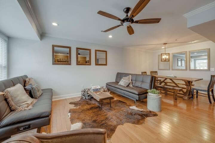 Downtown less than 5 min walk to broadway. 10 beds gallery image 5