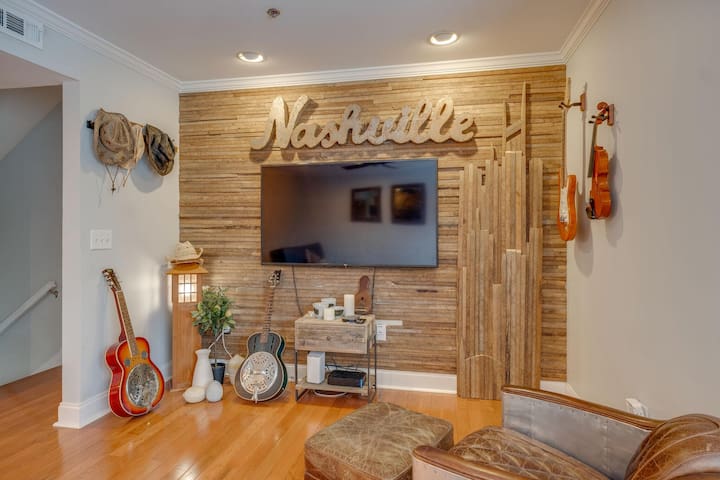 Downtown less than 5 min walk to broadway. 10 beds