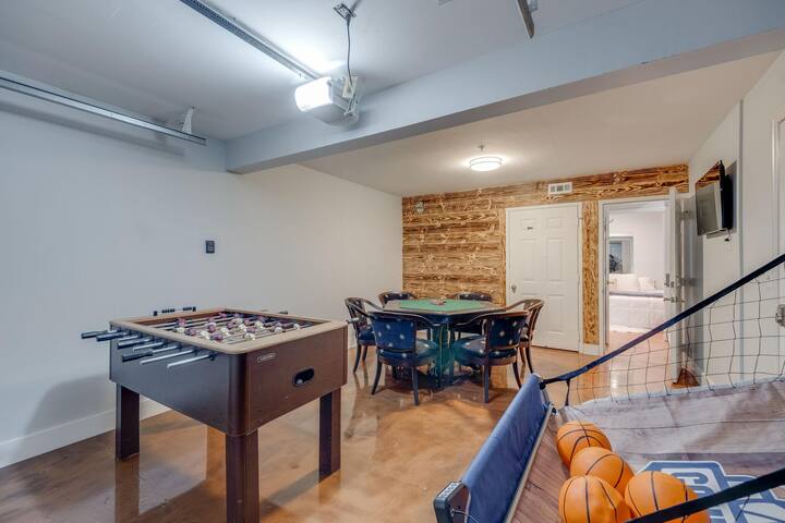 Downtown less than 5 min walk to broadway. 10 beds gallery image 3