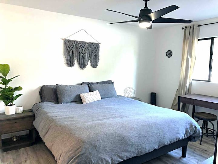 เตียงคิงไซส์ที่สะดวกสบายพร้อมผ้านวมขนเป็ดและผ้านวม 