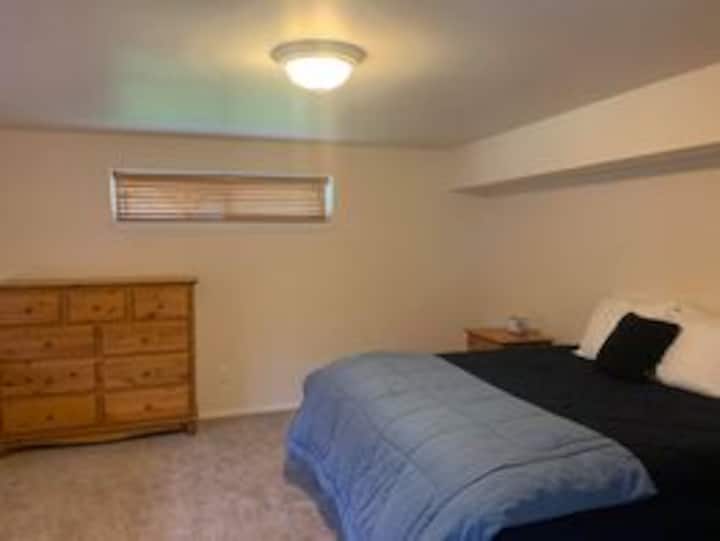Dormitorio en la planta baja, junto a la sala de estar/baño de abajo y la lavandería