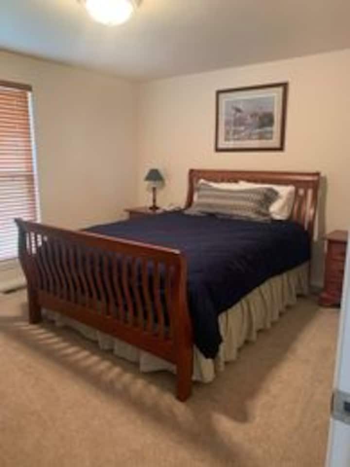 Cama queen con baño compartido