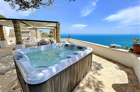 Airbnb con migliori performance: Stone house with outdoor jacuzzi on the cliffs (a) a Gagliano Del Capo