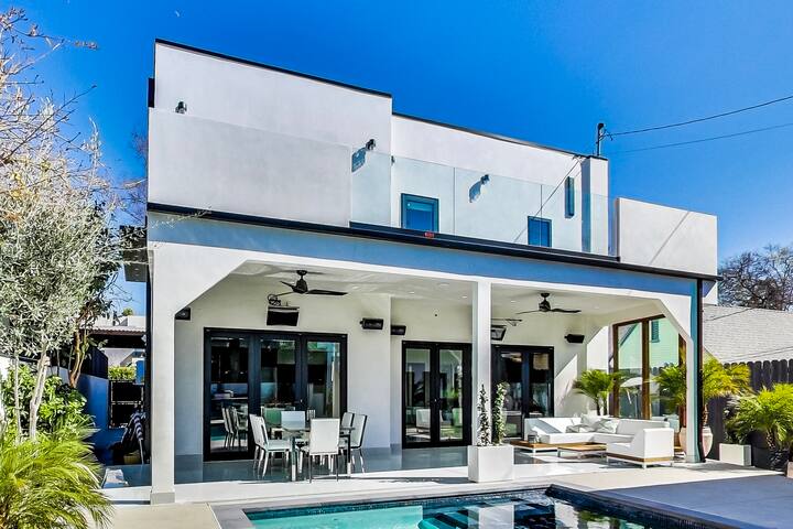 Stylish LA Villa: Pool, Spa & Outdoor Kitchen gallery image 3