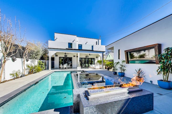 Stylish LA Villa: Pool, Spa & Outdoor Kitchen