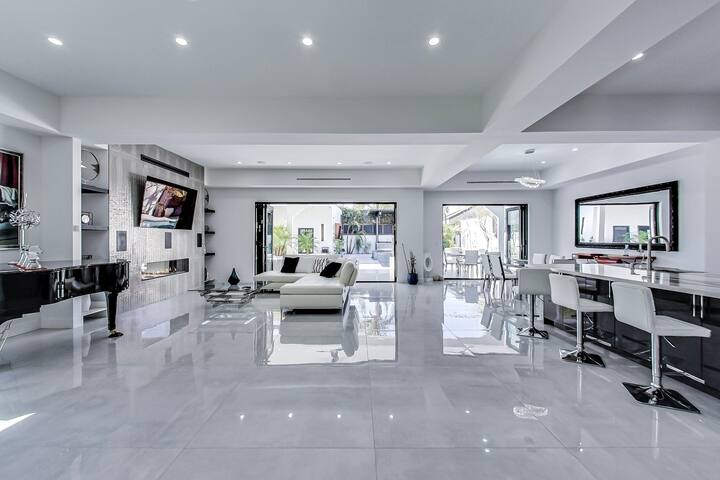 Stylish LA Villa: Pool, Spa & Outdoor Kitchen gallery image 5