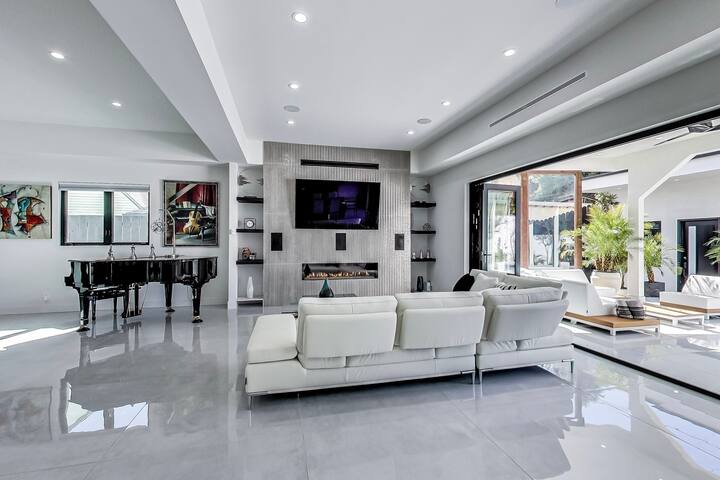 Stylish LA Villa: Pool, Spa & Outdoor Kitchen gallery image 2