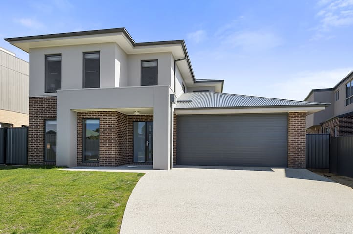 Sunrise on Apollo – Modern 5 bedroom home