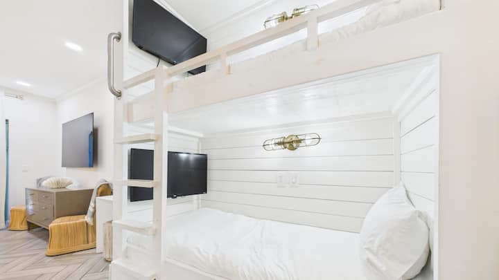 Вградено двуетажно легло