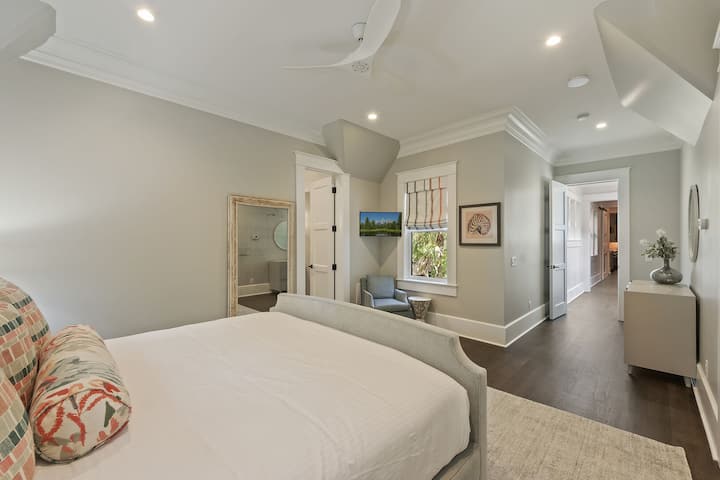 Bedroom 5 - King - TV - Private Bathroom - Second Floor