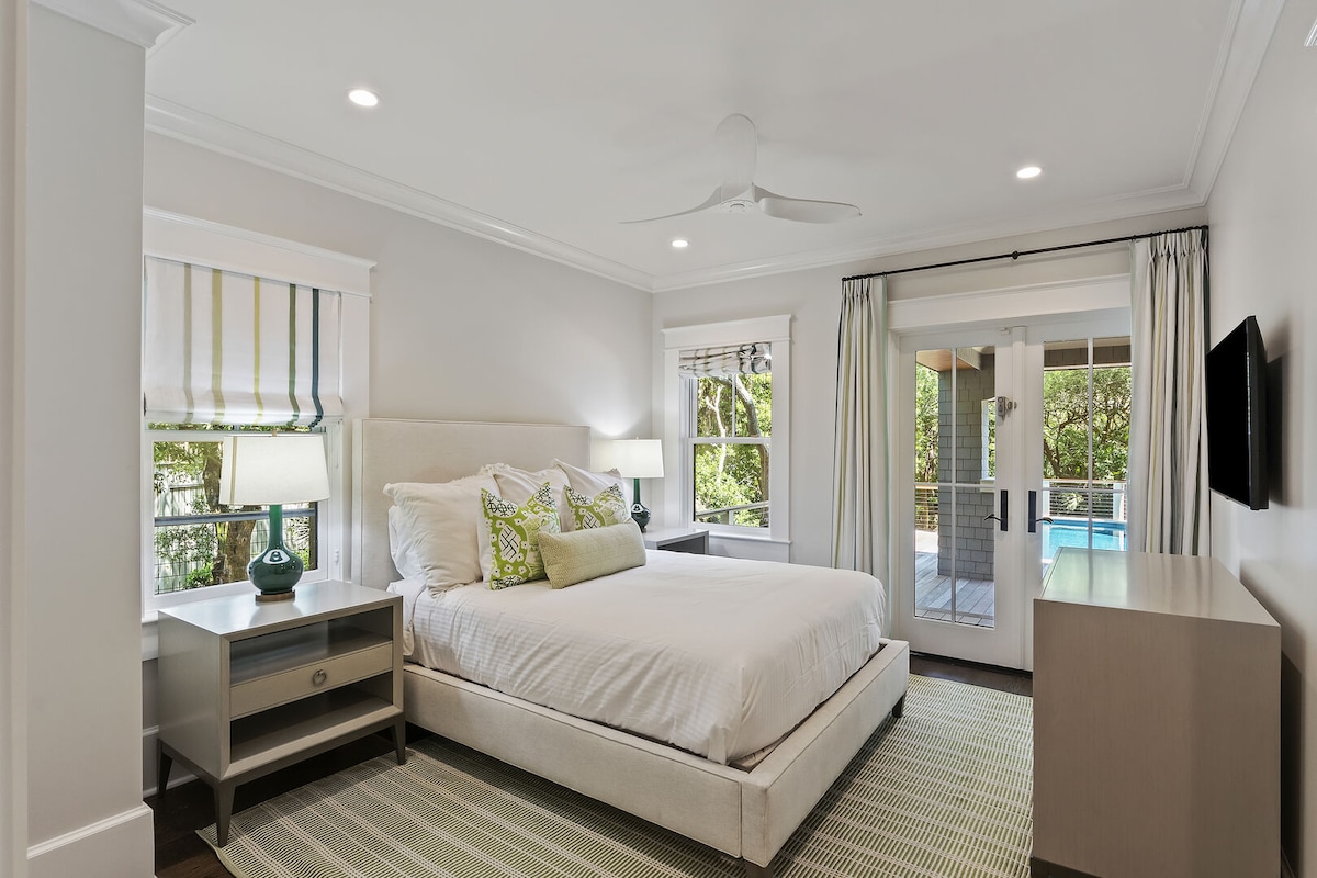 Спална соба 2 - брачен кревет (широк 180-220 см) - телевизор - приватна бања - пристап до терасата - прв кат