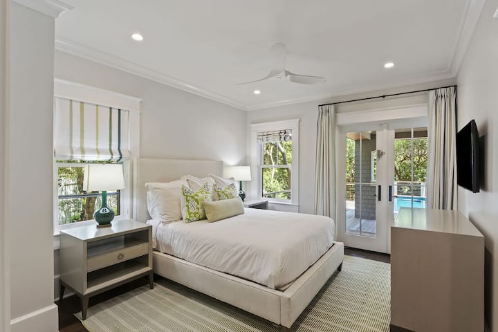 Bedroom 2 - Queen - TV - Private Bathroom - Deck Access - First Floor