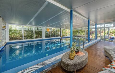 Beautiful home with 6 Bedrooms, Private swimming