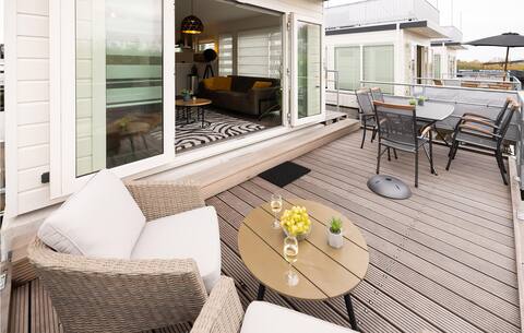 2 bedroom stunning ship in Aalsmeer