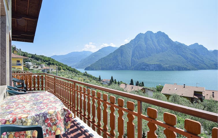 Lovely apartment in Riva di Solto