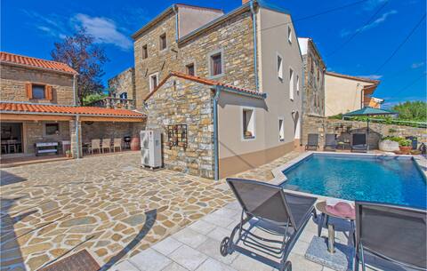 Awesome home in Smarje