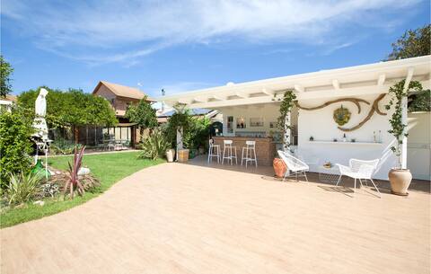 Stunning home in Palmi with jacuzzi