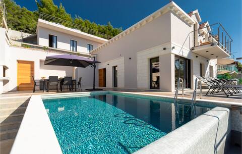 Lovely home in Blato with jacuzzi