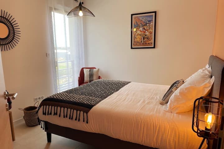 Chambre 2 lits de 80 cm avec placard de rangement et repose bagage