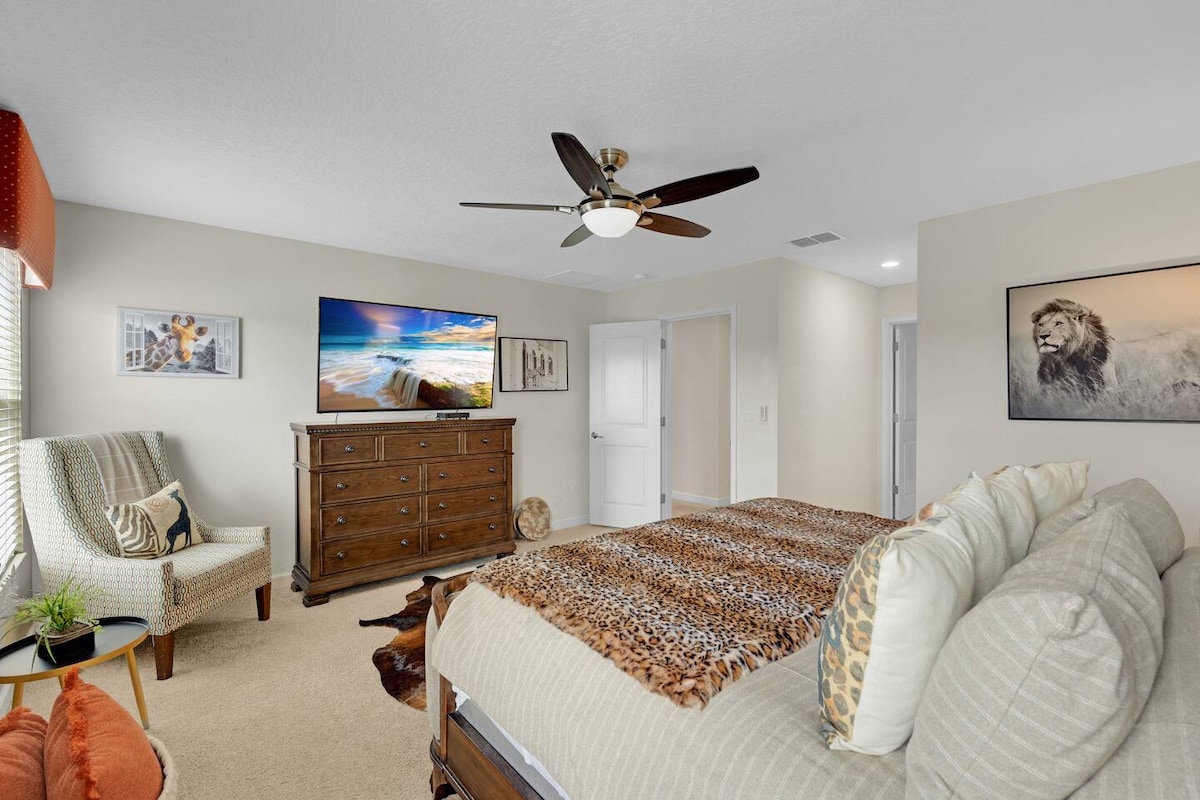 Primary bedroom #2 with king size bed, walk in closet and ensuite