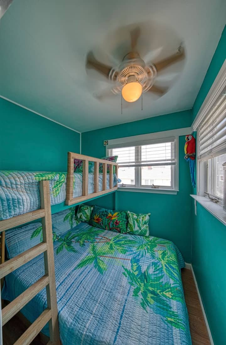 #8 1/2 თუთიყუში და პალმ-საძინებელი სავსე საწოლით და ერთადგილიანი ორსართულიანი ფანჯრით, რომ ორადგილიანი ოთახი ლამაზი და გრილი იყოს.