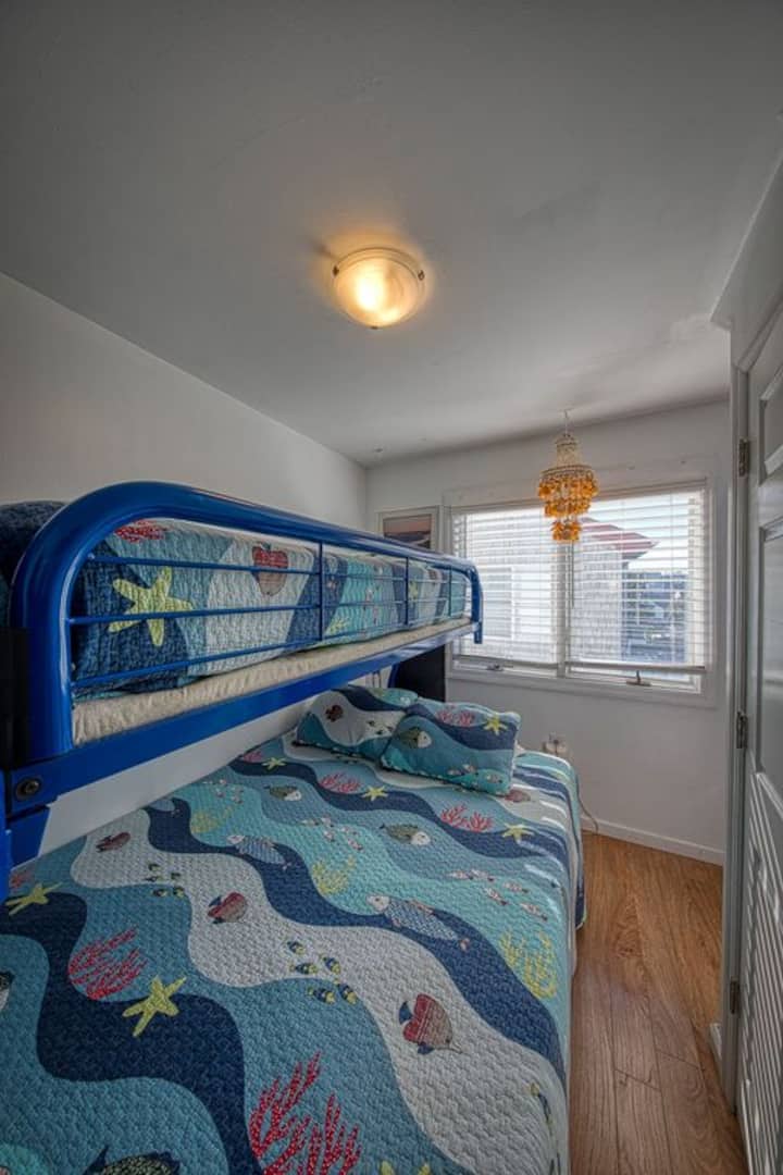 #7 თევზის ოთახი = პატარა საოჯახო  ოთახი ორადგილიანი საწოლით და ერთი ორსართულიანი საწოლით ზემოთ.