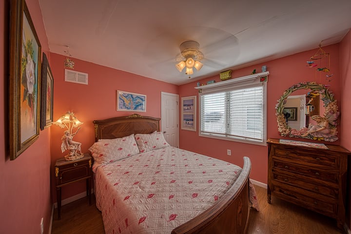 # 6 ფლამინგოს ოთახი საწოლით, ღამის სადგამით, კომოდით, სარკით, ქაღალდის წიგნებით, საკითხავი ნათურით და ჭერის ვენტილატორით.  Კარადაში არის რამდენიმე თამაში და ცეცხლმოკიდებული კიბე.  #3. სააბაზანოს გვერდით. არის