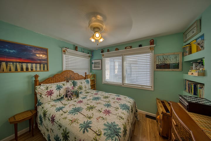 #3 პალმ-ოთახი საწოლით, კომოდით,      ტუმბოებით, წიგნების კარადით საბავშვო წიგნებით, სათამაშოების ყუთით, დიდი სარკით, სამკითხველო ლამპით, ჭერის ვენტილატორითა და კარადით.  #1 სააბაზანოს გვერდით. Ამ ოთახში არის ჩვილის საწოლის ადგილი.  Კარადაში არის თეთრეული LVR ‑ ის გამოსაწევი ტახტისთვის.