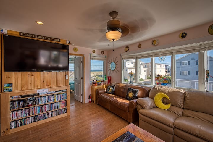 60 " ტელევიზორი DVD და პლეერით.  Ამ მისაღებ ოთახში არის 3 ტახტი, რომლებიც 2 სრული გამოსაწევი ტახტია.  Დაითვალეთ მზეები და მთვარეები და მოიგეთ პრიზი.  Ოკეანისა და აბიის ხედები.  Შესანიშნავი ადგილია თამაშების სათამაშოდ და ქარიშხლის საყურებლად!