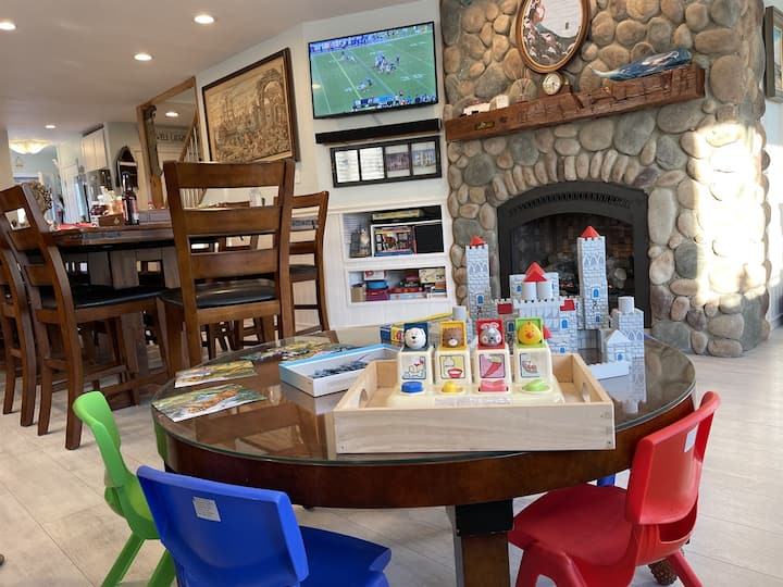 Ბავშვებს უყვართ საკუთარ მაგიდაზე თამაში ზრდასრულთა თამაშების გვერდით.