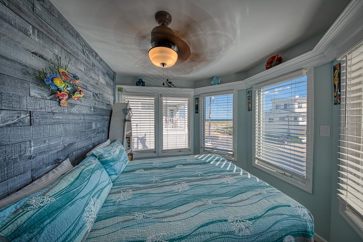 #4 ოკეანის წინა საძინებელი ოკეანის შესანიშნავი ხედებითა და კომფორტული საწოლით.  Თქვენ დაიძინებთ ბავშვივით, სადაც მოძრავი ოკეანე გძინავთ. Შეუძლია შეფუთვა და ჩვილის საწოლის თამაში.