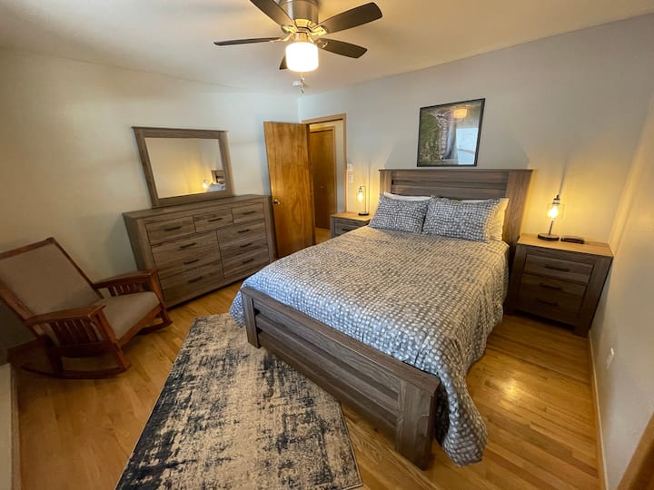 חדר שינה 2, עם מיטת קווין סייז, כיסא נדנדה ומנורות מגע. בכל מנורות המיטה יש יציאות USB. 