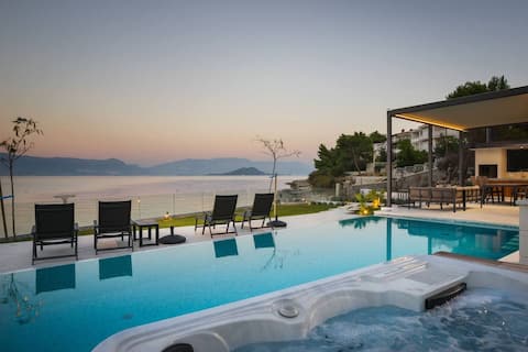 Beachfront villa on Čiovo near Trogir with pool