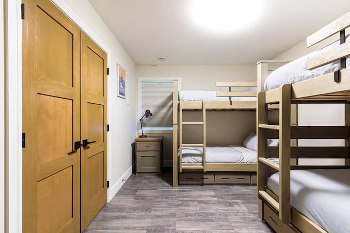 Poschodová spálňa so spaním pre 4 osoby v dvojlôžkových lôžkach